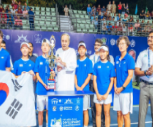 CM presents the Champions Trophy to Team Korea at the ITF Asian 14-U Development Championships