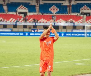 Sunil Chhetri applauds enthusiastic fans at Kalinga Stadium